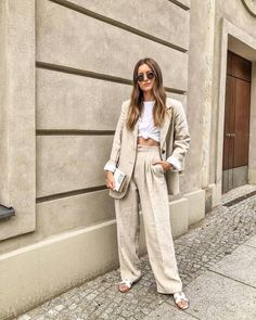 Parisian Style - Click the pic for more inspo from Paris Look Office, Stylish Blazer, Looks Street Style, Wide Leg Pant, Looks Style, Pant Set, Parisian Style, Colorful Fashion, Fashion Pants