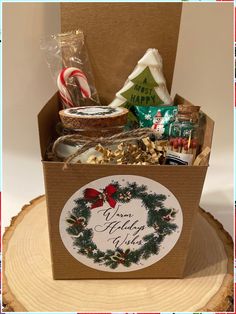 Gardening Christmas Gift Basket - Relax, we've got you covered. Here you'll be able to discover all the supplies you need. Click to visit now. Christmas Co Worker Gift, Christmas Gift Ideas For Employees, Candle Christmas Gift Ideas, Candle Gift Box Ideas, Thanksgiving Checklist, Gift Card Presentation, Office Employee, Employee Christmas Gifts