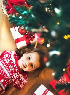 Christmas Photoshoot Kids, Diy Christmas Photoshoot, Christmas Pictures Kids, Under Christmas Tree, Christmas Tree Photography, Christmas Poses