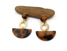 USE: These gold and brown and black tortoise acetate  half moon earrings are very trendy. They make a great geometric modern statement! They are available for pierced or non pierced ears. MATERIALS: Amber tortoise shell, gold filled over textured brass SIZE: Length: 1.97" (50 mm) YOU MAY ALSO LIKE: www.etsy.com/shop/UneDemiLune?ref=seller-platform-mcnav&section_id=21239593 Black And Gold Earrings, Half Moon Earrings, Black Tortoise, Earrings Geometric, Half Circle, Moon Earrings, Geometric Earrings, Circle Earrings, Pierced Ears