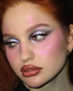 Em era de 'clean girl', não tenha medo de ousar e ser diferente. Concert Makeup, Makeup News, Inspo Makeup, Drag Makeup, Japanese Makeup, Unique Makeup, Cool Makeup, Creative Eye Makeup