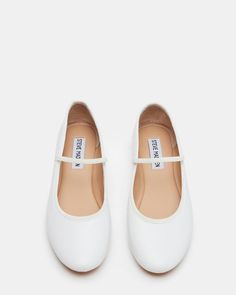 Cute Flat Wedding Shoes, White Wedding Flats, White Ballet Flats Outfit, Hachi Outfits, Ballet Flats Wedding Shoes, White Ballet Shoes, Ballet Flats White, Formal Flats, Shoes Wishlist