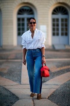 Casual Chique Stijl, Jeans Trend, Milan Fashion Week Street Style, Chique Outfits, Looks Street Style, Spring Street Style, Mode Inspo, Work Outfits Women, Fashion Week Street Style