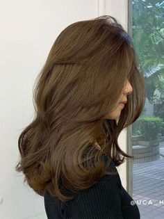 Layers That Give Volume, Dark Brown Hair Inspo Medium Length, Med Length Layered Hair, Hair Cuts Brown Hair, Hair Styles For Short Layered Hair, Hairstyles For Layered Hair, Long Brown Hair