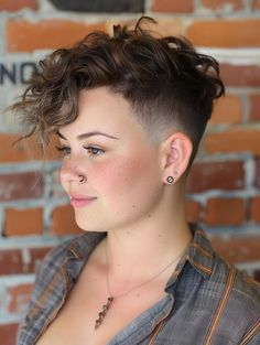 Short Queer Haircuts Round Face, Plus Size Undercut, Pixie Side Part, Pixie Cut For Round Face Plus Size, Pixie Cuts With Long Bangs, Pixie Cut For Round Face, Butch Hair, Enby Hair, Haircuts For Chubby Faces