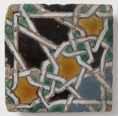 a small square tile with an intricate design on the bottom and sides in multicolored tiles