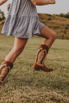 Colorado Cowgirl, Cowgirl Shoot, Lyla Sage, Cowboy Boots Aesthetic, Cowgirl Core, Cowgirl Things, Coastal Cowboy, Rhinestone Cowgirl, Cowgirl Aesthetic