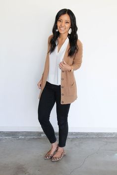 Skirt Labuh, Work Outfits Frauen, Tan Cardigan, Flats Outfit, Business Casual Work, Plain Outfits, Summer Work Outfits, Stylish Work Outfits