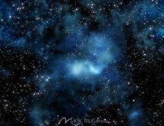 an image of some very pretty stars in the sky with blue and white colors on it