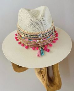 Straw Hat Beach, Trendy Hat, Unique Hats, Hat Ideas, Fancy Hats, Cute Hats, Boho Look, Hat Band