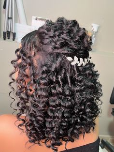 #penteados #cacheadas #cachos #debutantes Quinceanera Hairstyles Shorthair Curly, Prom Hairstyles For Curly Short Hair, 3c Prom Hairstyles, Curly Hairstyles For Prom Short Hair, Wedding Hairstyles For Curly Hair Short, Braided Hairstyles Goddess Braids, Short Bangs Haircut, Pageant Hair And Makeup