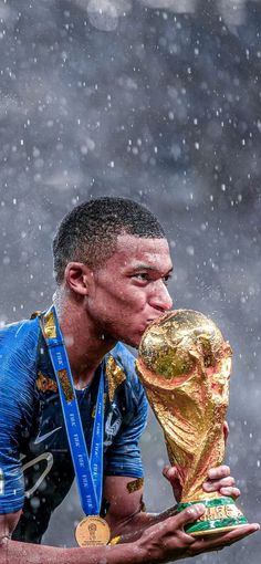 Mbappe wining the world cup 2018 World Cup Wallpaper, Cup Wallpaper, France National Football Team, Cristiano Ronaldo Goals, Football Celebrations, Messi Pictures, Messi World Cup, Wallpaper Football, Ronaldo Photos