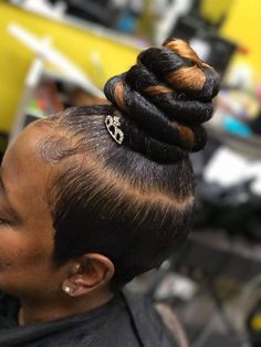 Shaved Hairstyles Long Hair, Hair Styles With Braiding Hair, Ponytail With Shaved Sides And Back, Side Shaved Hairstyles Long Hair, Styles With Braiding Hair, Undercut Afro, Side Shaved Hairstyles, One Side Shaved Hairstyles, Hair With Undercut