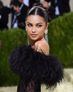 Gala Hair, Mother Of The Bride Hair, Ball Hairstyles, Hair Upstyles, Hair Stylist Life, Sleek Hairstyles, Olivia Rodrigo, Girl Face, Maquillaje De Ojos