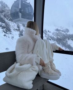 Winter Trip Essentials, Apres Ski Aesthetic, Ski Trip Fashion, Snow Bunny Outfit, Europe Winter Fashion, Autum Outfit, Snow Boots Outfit, Apres Ski Outfit, Trip Fits