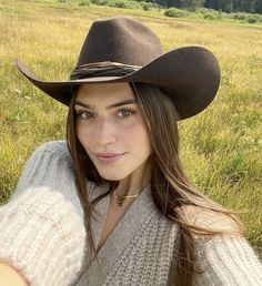 Beth Dutton Style, Cowgirl Photoshoot, Foto Cowgirl, Looks Country, Cowgirl Aesthetic, Instagram Ideas Post, Outfits With Hats