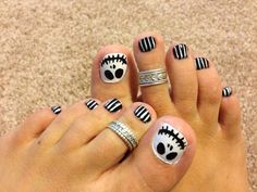 Halloween Pedicure Designs, Toe Nail Designs For Fall, Halloween Toe Nails, Purple Toe Nails, Halloween Toes, Fall Toe Nails, Pedicure Designs Toenails, Halloween Nails Easy, Toe Nail Color