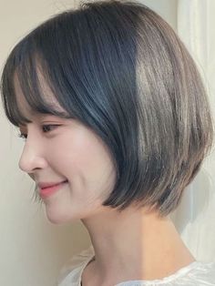 Korean fall hair color: ash brown bob Pretty Short Hair, Short Punk Hair, Vogue Taiwan, Girls Short Haircuts, Punk Hair