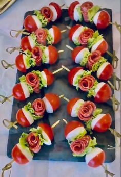 Charcuterie Appetizers, Decorações Com Comidas, Amazing Food Decoration, Party Food Buffet, Catering Ideas Food, Party Food Platters, Food Carving, Easy Food Art