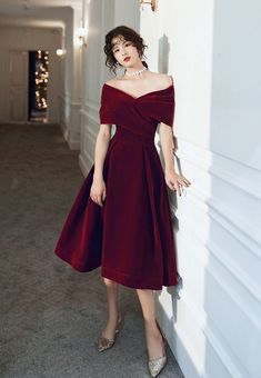 Formal Dresses Midi Elegant, Elegant Maroon Dress, Prom Dresses Red Short, Christmas Velvet Dress, Short Burgundy Dress, Burgundy Short Dress, Short Velvet Dress, Formal Christmas Dress, Vintage Cocktail Dress