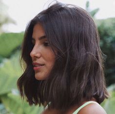 Haircut To Shoulder, Short Hair Cuts Brunette, Short Hair Shoulder, Lob Haircut Thick Hair Round Faces, Straight Cut Short Hair, Short Straight Hair Haircuts, Thick Hair Shoulder Length Haircut, Brunette Short Haircut, Short Haircut Long Face