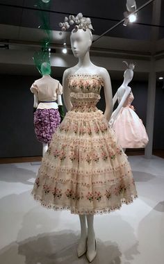 Chanel Gowns, Christian Dior Couture Vintage, Extravagant Clothes, Dior Exhibition, Fashion Museum, House Of Dior, 1960s Dresses, Kaftan Designs, Sixties Fashion