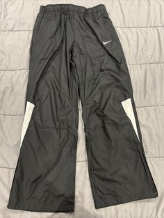 Old Nike Pants, Old Nike, Nike Women Outfits, Old Nikes, Black Track Pants, Nike Track Pants, Nylon Pants, Nike Vintage, Nike Womens