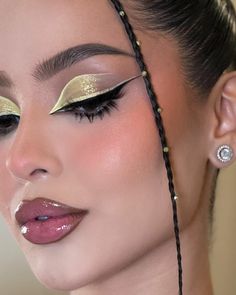 Maquiagem profissional / maquiagem festa / maquiagem tutorial / makeup / maquiagem elegante / maquiagem linda / sombra amarela / delineado amarelo / delineado dourado / sombra dourada / tutorial sombra / maquiagem colorida / maquiagem formatura / maquiagem vibrante / maquiagem com delineado / maquiagem simples Thanksgiving Makeup Looks, Thanksgiving Makeup, Summer Eyeshadow, Yellow Makeup, Stunning Makeup, Bold Makeup