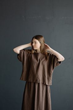 Tunic is made from 100% soft and washed linen. Match it with our skirts! Details: - Composition: 100% Oeko-Tex certified linen - Colour: cacao - Button in the back - Dropped shoulders - Size: One size/fits all - Medium weight linen - Linen care: machine wash gentle; tumble dry low, ironing optional - The price is for one tunic, other pictured items are not included Measurements: Length from neck down: 55 cm (21,66 in) Chest width: 140 cm (55,1 in) Sleeve length (from collar): 37 cm (14,6 in) Bot Brown Linen Relaxed Fit Tops, Brown Relaxed Fit Linen Top, Brown Relaxed Fit Linen Blouse, Oversized Linen Shirt, Below The Knee Skirt, Summer Tunic, Mode Kimono, Plus Size Shirt, Loose Tunic