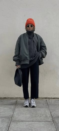 Winter Biker Outfit, Frank And Oak Women Outfit, Straight Jeans Outfit Winter Boots, Winter Lookbook 2023, Normcore Winter Outfit, Lookbook Outfits Winter 2023, Travel Outfit Autum, Fleece Jumper Outfit, Winter Outfits 23/24