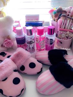 Early 2000s Victoria Secret, 2000s Victoria Secret, Pink Beauty Room, Victoria Secret Body Spray, Pink Outfits Victoria Secret, Chic Makeup, Pink Glam, Victoria Secret Outfits, Girly Accessories