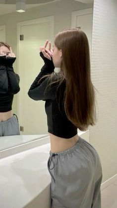 Mode Ulzzang, Images Esthétiques, Cute Poses, Cute Selfie Ideas, Girl Body, Insta Photo Ideas, Y2k Aesthetic, Aesthetic Girl