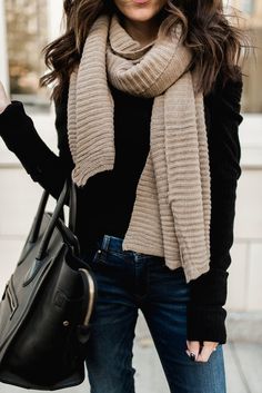 Let's get some awesome inspiration with these 25 Pretty Winter Outfits to Try this Year. Most of these ideas are so perfectly comfy and cozy! Hot Winter Outfits, Pretty Winter Outfits, Fall Winter Fashion Trends, Fashion Trends Winter, Casual Winter Outfits, Fall Fashion Trends, Autumn Fashion Women