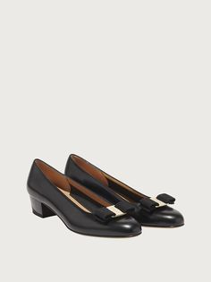 Zapato estilo Pump con lazo Vara - Zapatos - Mujer - Salvatore Ferragamo MX Louis Vuitton Flats, Ferragamo Pumps, Elegant Pumps, Bow Pumps, Low Block Heels, Belt Accessories, Metallic Logo, Pump Shoes