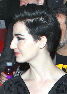 Nubian Nose, Erin O'connor, Straight Nose, Short Red Hair, Clear Eyes