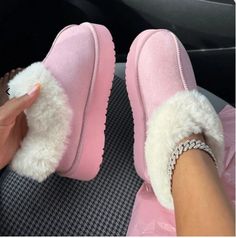 Cute Fluffy Shoes, Cute Shoes Uggs, Cute Shoes For Winter, Fuzzy Shoes Outfit, Soft Girl Shoes, Shoes That Go With Everything, Things For Teens, Uggs Pink, Fuzzy Shoes