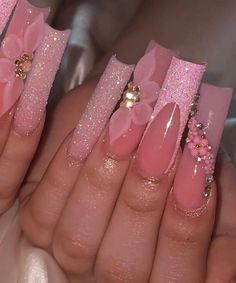 Quince Nails Glitter, Pink Flower Quince Nails, Nails For Quinceanera Pink, Pink 15 Nails, Quince Nails Pink And Gold, Pink Nails Quinceanera, Pink Xv Nails, Pink And Gold Quince Nails, Pink Nails Quince