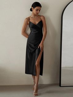 Presentamos el vestido midi plisado con escote en V y abertura en la cintura de Guocali  Este vestido de mujer es esencial para un armario con estilo.   Este vestido midi, confeccionado en lujoso satén de seda, ofrece comodidad y elegancia. El diseño de escote en V resalta el escote a la perfección.   La cintura plisada aporta un toque favorecedor. Además, el detalle de la abertura proporciona un aspecto elegante y moderno. Perfecto para una fiesta o una salida informal, este vestido de moda  Co Backless Midi Dress, Cami Midi Dress, Summer Green, Slip Dresses, Dresses 2023, Mini Robes, Sleeveless Midi Dress, Women's Evening Dresses, Midi Dress Party