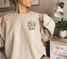 Personalizable with a wrist print to add the names of your scaley friends. We can also add the year that you or the recipient became a fun reptile mom! We use Gildan and Jerzees sweatshirts, which have a Unisex relaxed fit. For an oversized fit, size up 1-2 sizes. The sweatshirts are sturdy and comfy, perfect for fall and winter seasons, camping, Trick-or-Treating, reading sessions, Thanksgiving and Christmas baking days, and beyond. Our shirt graphics are printed directly onto the shirt, not a vinyl or transfer, and won't peel or fade.  Features - 50% cotton, 50% polyester - Air jet yarn for a softer feel and reduced pilling - Fabric weight: 8.0 oz/yd² (271.25 g/m²) - Relaxed fit Care Instructions - Wash in cold water, inside out. - Use non-chlorine bleach only when necessary. - Do not dr 5 Solas, Dog Mom Tee, Unique Sweatshirt, Crested Gecko, Mama T Shirt, Mama Tee, Avatar Airbender, Future Mrs, Rhodesian Ridgeback