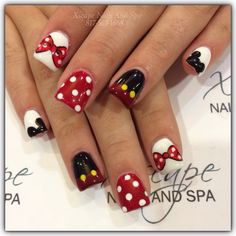 Mickey Mouse nail designs Disney Fingernails, Nail Designs Red And Black, Mouse Nail Design, Trendy Birthday Nails, Character Nails