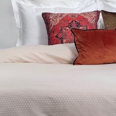 Transform your bedroom effortlessly with Beddley's  beige dobby duvet cover, designed for easy use with a three-sided zipper. Beige Duvet, Bed Up, Beige Duvet Covers, L King, Luxury Duvet Covers, Full Duvet Cover, Hotel Style, Duvet Covers Twin, Make Your Bed