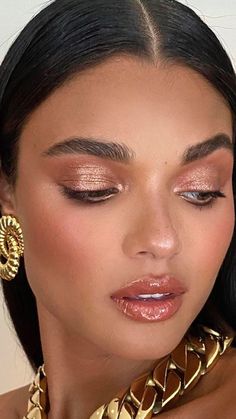 Make-up para o Réveillon Shiny Makeup, Long Shiny Hair, Special Occasion Hairstyles, Make Up Inspo, Soft Makeup, Eyeliner Looks, Makeup Guru, Shiny Hair