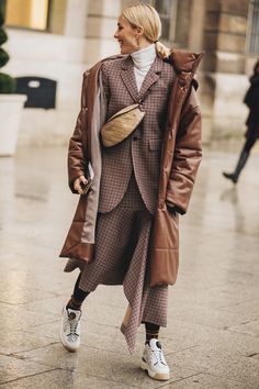 Models, RedakteurInnen, Influencer: Wenn in Paris Couture-Woche ist, fallen auch die Street-Styles der Besucher noch edler aus, als sonst zur Fashion Week... #streetstyle #paris #hautecouture #style #street #fashion #inspo #inspiration #mode #outfit #winter #vogue #voguegermany Spring Women Outfits, Cold Weather Dresses, Oversized Coats, Street Style Edgy, Pullover Outfit, Legging Outfits, Looks Street Style, Street Style Trends, Women Street