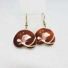 These fun Cloisonne' Enamel Earrings are done in goldtone metal with a white and pink flower against a rich brown background. The earrings are French hook style and are in near mint condition.  They are not marked. They measure 1 5/8ths inches tall and 1 1/8ths inches wide.  We will send these to you in a lovely gift box for easy gift giving If you like vintage accessories, vintage costume jewelry, old bolo ties and silver jewelry,  please see my Etsy store for more selections, www.etsy.com/shop Vintage Brown Flower-shaped Jewelry, Retro Brown Jewelry For Gift, Gold Enamel Flower Earrings, Vintage Brown Drop Earrings, Brown Flower Drop Earrings, Brown Flower Earrings, Retro Gold Flower Jewelry, Vintage Brown Flower Earrings, Vintage Pink Flower-shaped Earrings