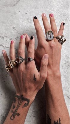 Harry Styles Hands, Harry Styles Nails, Harry Styles Outfit, Mens Nails, Harry Styles Concert, Harry Styles Pictures, French Manicure