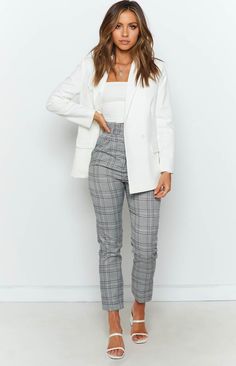 Work Outfits Fashionable, Women’s Business Style, Business Casual With Blazer For Women, Business Casual Outfits White Blazer, Buisness Casual Womans Outfit, Psychotherapist Outfits Women, Business Casual Female Outfits, Business Casual Outfits For Headshots, Gen X Business Casual