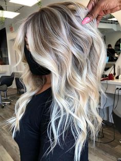 Bright Blonde Balayage with Waves Long Waves Hairstyle, Platinum Balayage, Best Blonde Hair Color, Hair Color Palette, Balayage Hair Color Ideas, Blonde Balayage Highlights, Blonde Tips, Balayage Hair Color