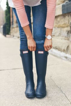 navy hunter boots, best rain boots Navy Hunter Boots, Rainy Photography, Best Rain Boots, Hunter Boots Outfit, Rain Outfit, Fall Handbags, Winter Leggings