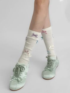 Converse With Lace Socks, Socks With Charms, Sock Charms, Charm Socks, Cute Socks Outfit, Aesthetic Socks, Pretty Socks, Summer Socks, Cute Shoe