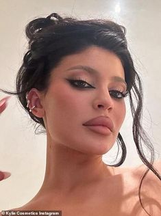 Black Hair Light Eyebrows, Waves For Prom, High Contrast Makeup, Black Makeup Looks, Seductive Makeup, Stile Kylie Jenner, Hair Styles For Short Hair, Hair Styles For Long Hair